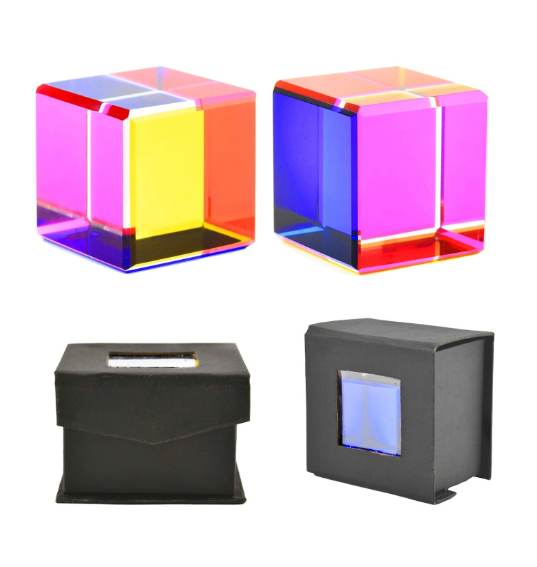 Cube coloré en verre | Espace Inclusif