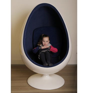 Chaise œuf bleue | Espace Inclusif