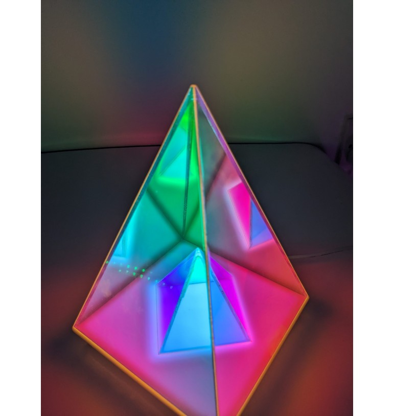 On crée une valise sensorielle pour les 6-12 ans - Pyramide lumineuse 3D