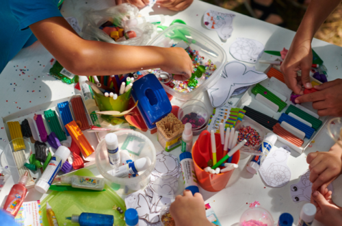 DIY bouteilles sensorielles : Une activité créative à faire en famille - Image de mise en avant