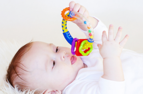 Hochet pour bébés : Un indispensable pour l'éveil sensoriel - Espace Inclusif