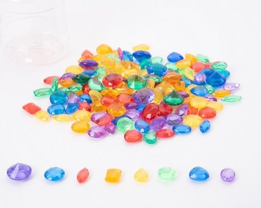 DIY bouteilles sensorielles : Une activité créative à faire en famille - Bijoux translucides en couleur