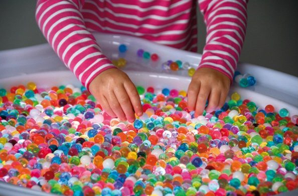 DIY bouteilles sensorielles : Une activité créative à faire en famille - Perles sensorielles