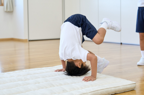 L'équilibre chez l'enfant : un pilier fondamental de son développement moteur - Image de mise en avant