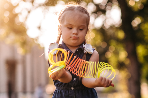 Déficience intellectuelle chez l'enfant : quels matériels pour l'accompagner au quotidien ? - Image de mise en avant