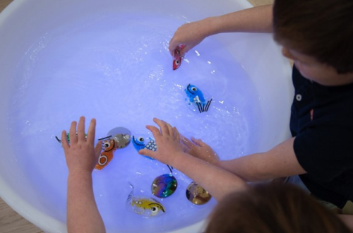 Jeux sensoriels sur table lumineuse : 10 activités faciles à mettre en place pour les enfants - Image de mise en avant