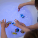 Jeux sensoriels sur table lumineuse : 10 activités faciles à mettre en place pour les enfants - Image de mise en avant
