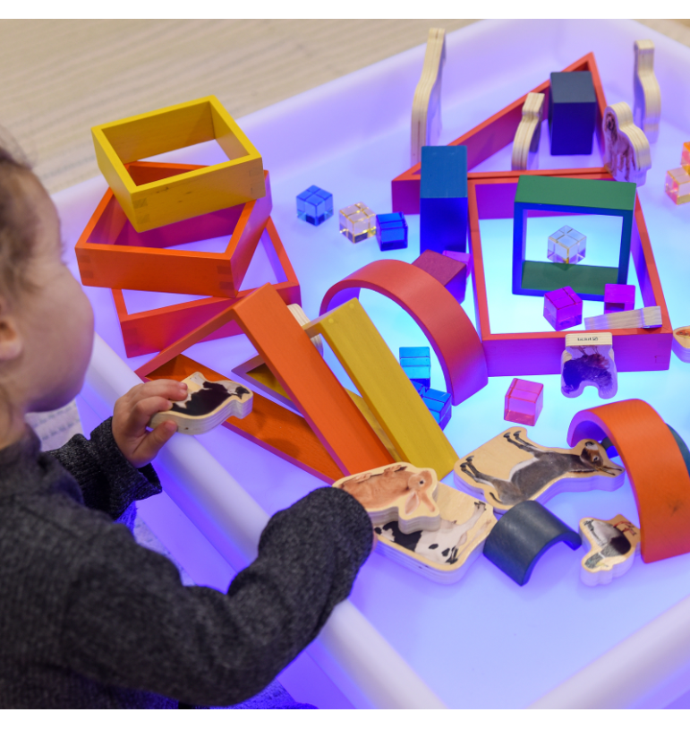 Jeux sensoriels sur table lumineuse : 10 activités faciles à mettre en place pour les enfants - Table sensorielle de découverte carrée