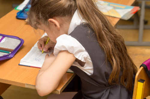 Aider son enfant à améliorer sa posture assise - Image de mise en avant