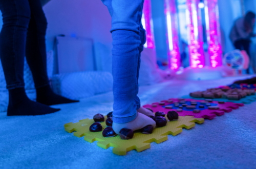 Dalles sensorielles : un outil essentiel pour éveiller les sens des enfants - Image de mise en avant