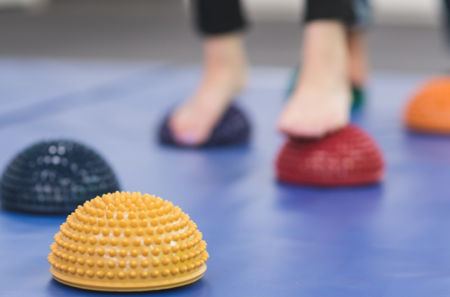 Stimulation des sens chez l'enfant : pourquoi intégrer des parcours d'équilibre ? - Image de mise en avant