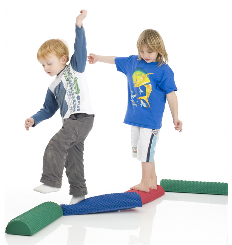 Stimulation des sens chez l'enfant : pourquoi intégrer des parcours d'équilibre ? - Demi rouleau d'équilibre