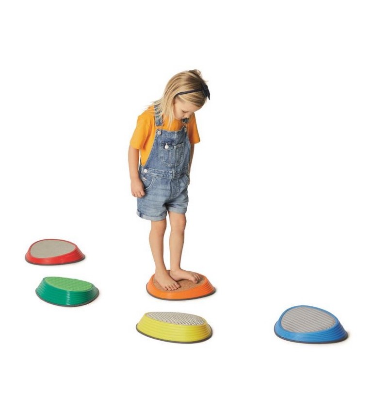 Stimulation des sens chez l'enfant : pourquoi intégrer des parcours d'équilibre ? - 5 pierres de rivière tactiles