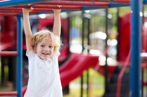 Cour de récréation inclusive : un espace pensé pour le bien-être et l'épanouissement de tous les enfants - Image de mise en avant