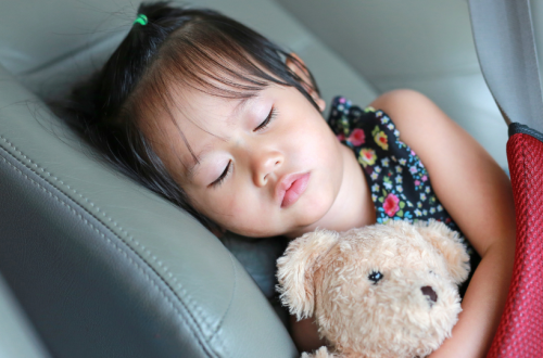 Occuper vos enfants en voiture pendant les vacances - 10 idées pour voyager sereinement - Image de mise en avant