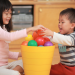 Apprendre à coopérer en jouant : des jeux pour développer l'empathie et les compétences sociales de l'enfant - Image de mise en avant