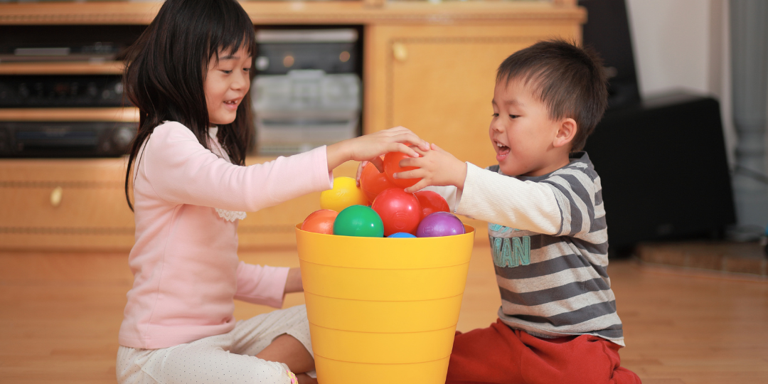Apprendre à coopérer en jouant : des jeux pour développer l'empathie et les compétences sociales de l'enfant - Image de mise en avant