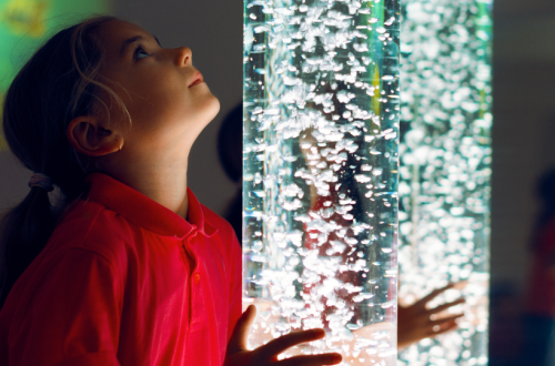 Jouer avec la lumière : des activités qui émerveillent les enfants - Image de mise en avant