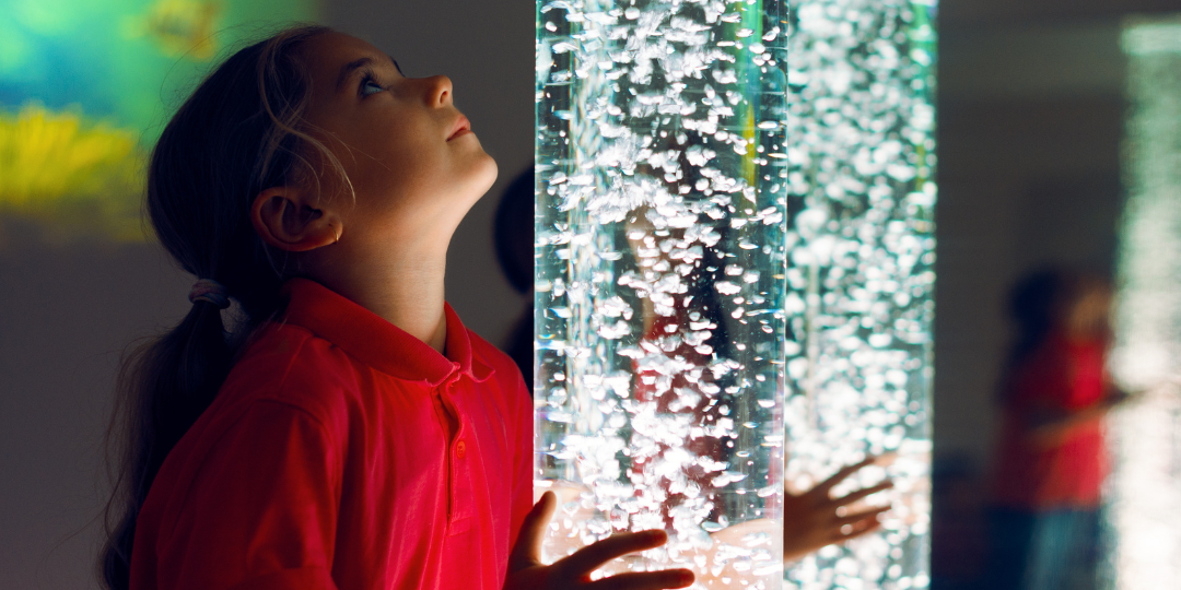 Jouer avec la lumière : des activités qui émerveillent les enfants - Image de mise en avant